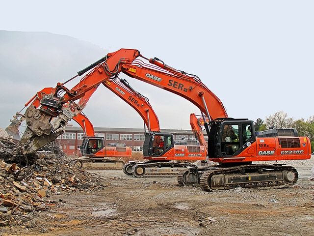 CASE CE: powerful quartet makes space for new buildings