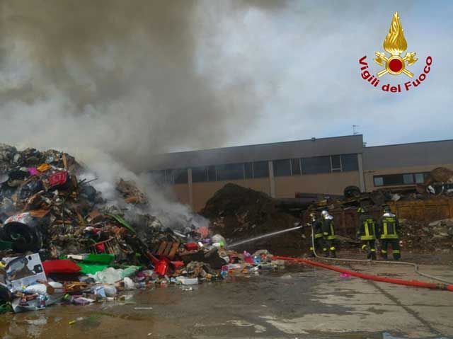 Il 20% degli incendi negli impianti di rifiuti è doloso