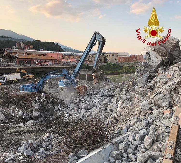 Crollo del ponte Morandi a Genova: le operazioni di demolizione