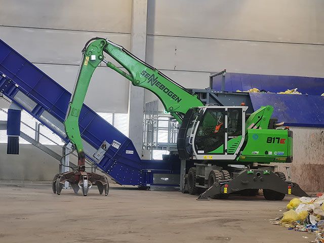 Il Sennebogen 817E alimenta la linea di selezione della plastica impianto Iren a Parma