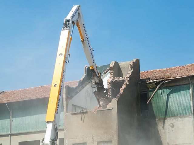 La demolizione dello storico stabilimento Brugola OEB 