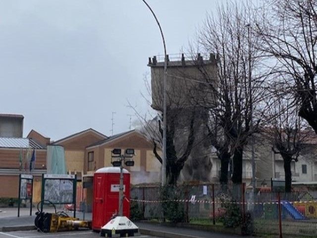 Demolizione torre acquedotto di Cogliate