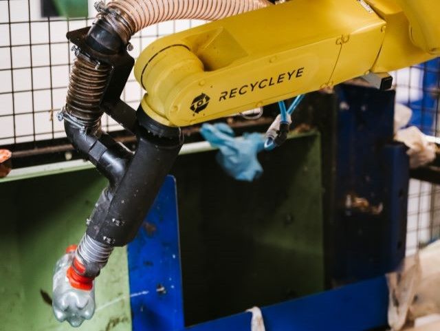 Messinaservizi innovates with Recycleye robot