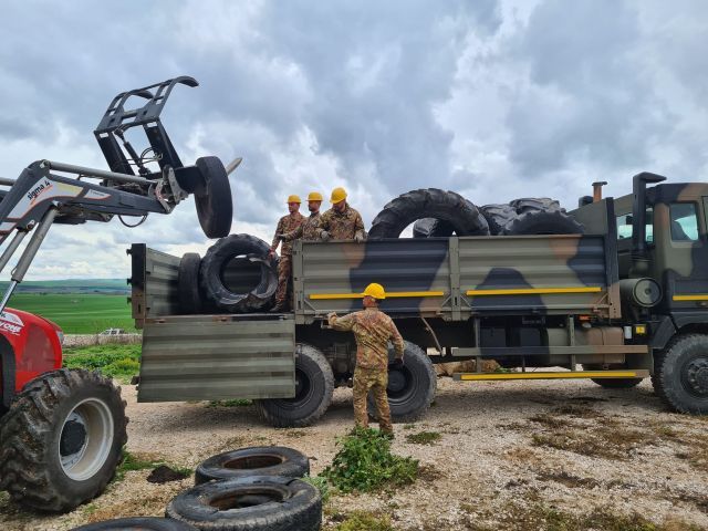 Alta Murgia Clean Up: l’Esercito rimuove carcasse di auto e pneumatici