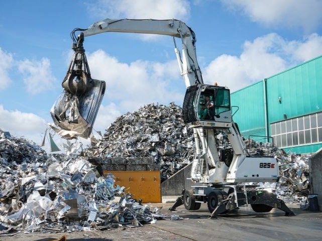 Sorting and loading of scrap metal at Cometfer