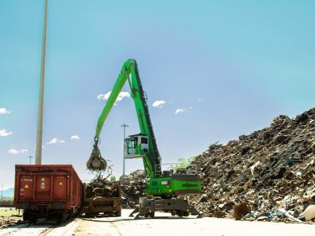 New SENNEBOGEN 850 G optimizes scrap logistics in steel mill