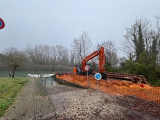 Un Hitachi ZX135 al lavoro sul fiume stella con Boz Costruzioni