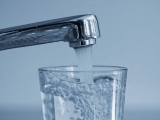 Il paradosso dell'acqua: l'80% sottostima i consumi e il 56% non la considera una risorsa limitata