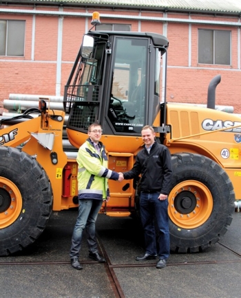 Stefan Walter, technical purchasing at AGN Aluminium (left), and Case customer advisor Jörg Melisch from Case’s Unna branch office at the handover of the new 521F. 