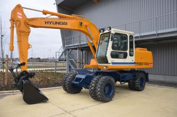 The very first – in Belgium - assembled Hyundai Robex 130 wheeled excavator finally found the home it deserves. After its assembly and sale in 1995/1996, HCEE was able to retrieve it back from its Belgian owner last year. After having gone through some 